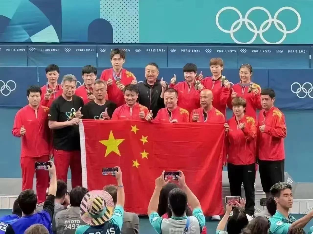 球队在全球赛场上摘得荣耀，震撼世界