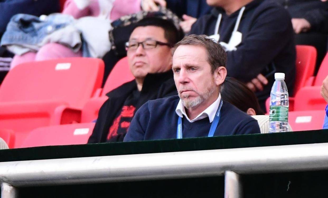 不是久尔杰维奇！资深名记曝国足选帅最新进展，郑智依旧是最大热门