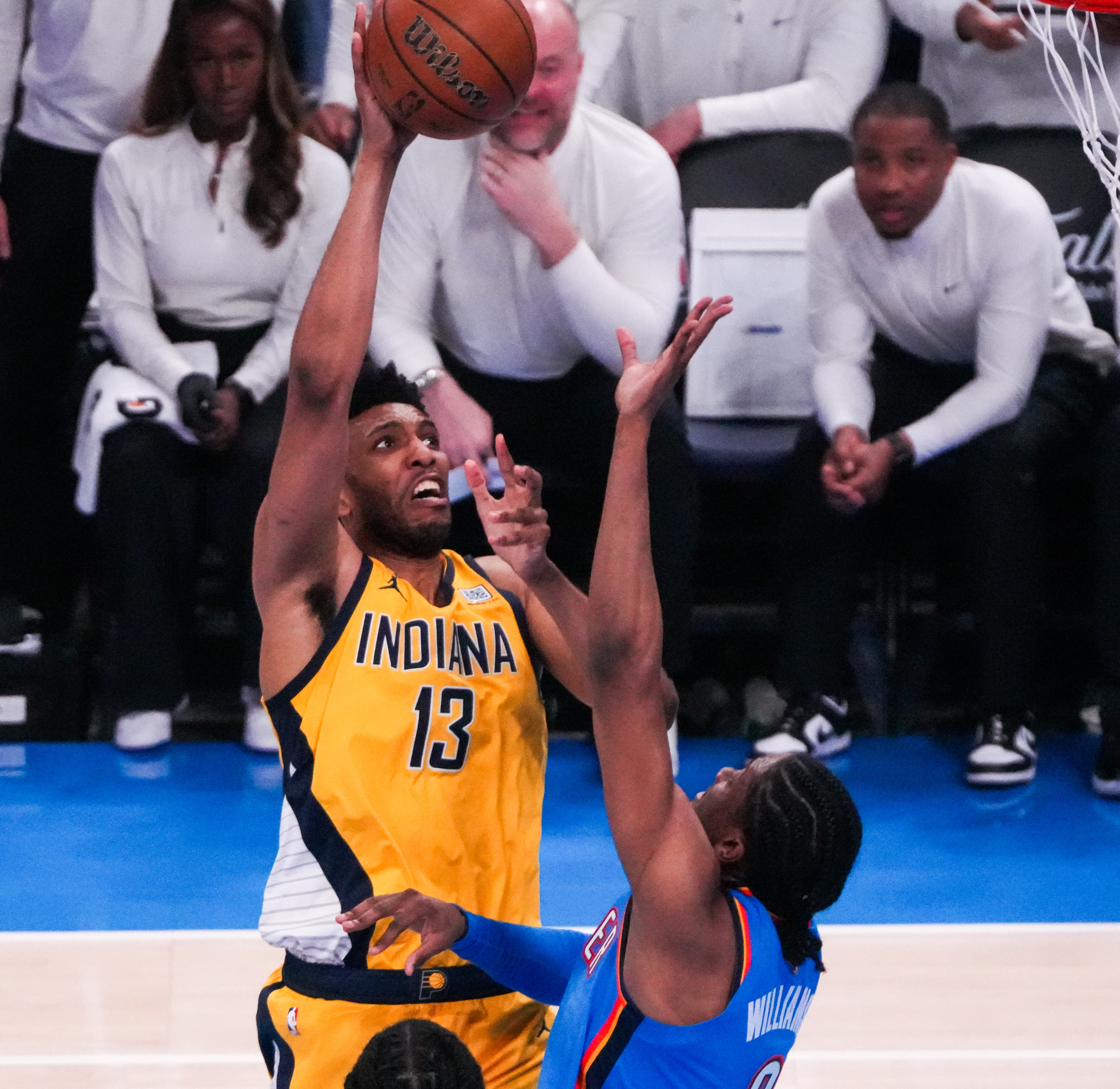 NBA季后赛战况激烈，各队抢夺胜利的简单介绍